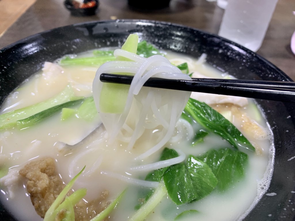 行列の絶えないフィッシュスープの店【新源記 / Xin Yuan Ji】＠ブギス